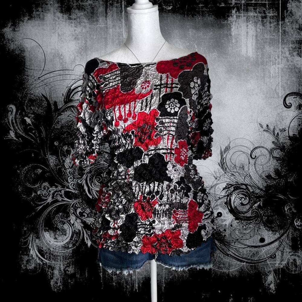 abstract floral soft crinkle-cut black red white black top